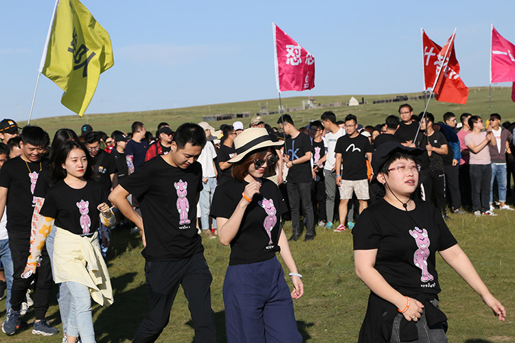 大家到達(dá)草原后排隊去看馬術(shù)表演